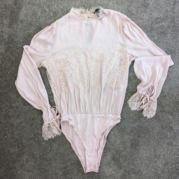 Forever 21 light pink long sleeve lace covered bodysuit size Small - Picture 1 of 8